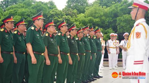 Bộ Tư lệnh Quân khu 4: Dâng hương, dâng hoa tại Nghĩa trang liệt sĩ thành phố Vinh