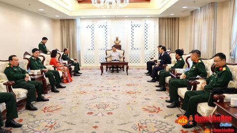 Bộ Tư lệnh Quân khu 4 thăm, chúc Tết Bun Pi May lãnh đạo Đảng, Nhà nước Lào