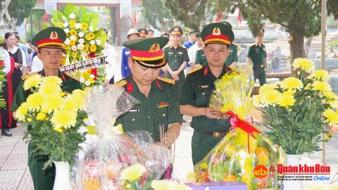 Huyện Cam Lộ, tỉnh Quảng Trị truy điệu và an táng hài cốt liệt sĩ.