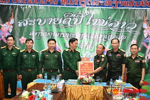 Bộ Tư lệnh Quân khu 4: Thăm, chúc Tết Bun Pi May tại tỉnh Khăm Muồn.