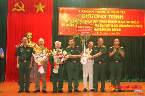 Lữ đoàn Phòng không 283 nói chuyện truyền thống và tặng quà Chiến sĩ Điện Biên