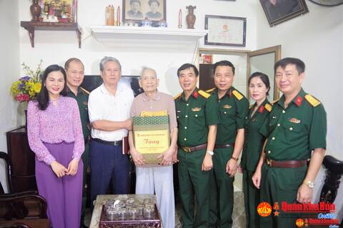 Quân khu 4: Thăm, tặng quà tri ân chiến sĩ Điện Biên