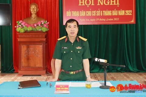 Đối thoại dân chủ với cán bộ, nhân viên Ban Chỉ huy Quân sự huyện Anh Sơn.