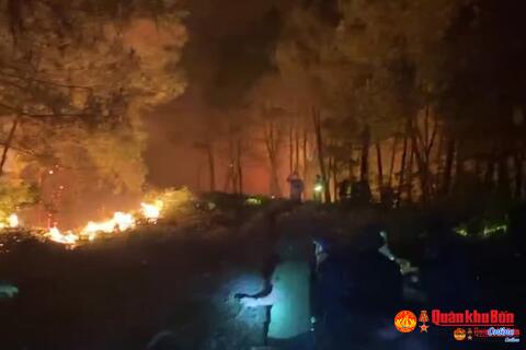 Quân khu 4 trắng đêm dập lửa cứu rừng tại huyện Nam Đàn