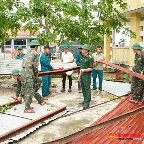 Bộ CHQS tỉnh Thừa Thiên Huế: Huy động lực lượng giúp Nhân dân khắc phục hậu quả thiên tai